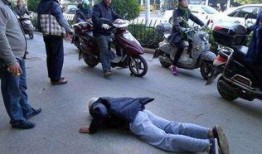 老人车祸吃瓜视频真实版,路人围观吃瓜视频引发热议