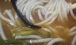 瓜妈给二姐吃螺丝粉视频,共品螺丝粉美味时光