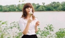 甜妹吃瓜拍照姿势视频,萌态十足引网友热议