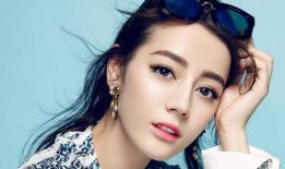 肖战和迪丽热巴吃瓜视频,甜蜜互动引网友热议