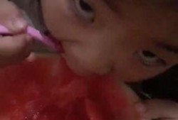 校园吃瓜婴儿视频,萌化网友心