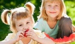 小孩吃瓜坏肚子视频,揭秘小孩吃瓜坏肚子的真相