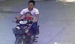 礼仪搞笑视频撞人吃瓜