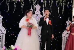 结婚现场新郎吃瓜视频,笑翻全场！