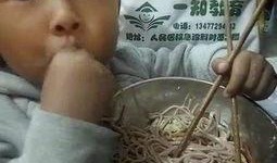 吃蜜瓜的小孩子视频在线观看,孩子品尝蜜瓜的欢乐时光