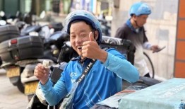 外卖员半路吃瓜视频,意外走红网络