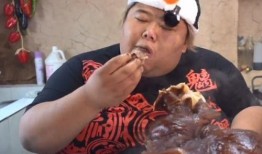 木村驼背仔吃瓜视频,萌态十足引网友热议