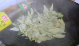 角瓜吃馅用去皮吗视频,角瓜吃馅去不去皮？视频揭秘烹饪技巧