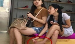 吃瓜抠脚女孩视频,揭秘网络红人的日常生活