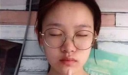 大学宿舍眼镜妹吃瓜视频,揭秘校园生活趣味瞬间