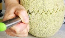 各国人吃哈密瓜视频播放,各国人民品尝哈密瓜的欢乐瞬间