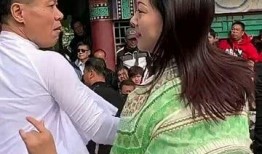 藏族夫妻吃瓜视频大全,藏族夫妻甜蜜吃瓜瞬间，尽展民族特色生活画卷