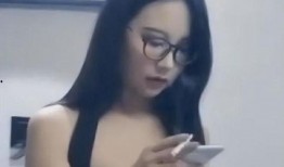 大学宿舍眼镜妹吃瓜视频,揭秘校园生活趣味瞬间