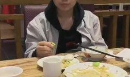 广东精神小伙吃瓜视频,街头热辣一幕引网友热议