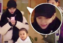 女子吃瓜撞门视频,意外走红网络