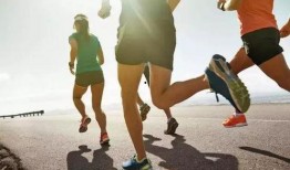 晨跑吃瓜的视频,健康生活新风尚