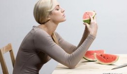 女子在国外吃瓜视频,女子国外吃瓜，体验异国风情美食瞬间