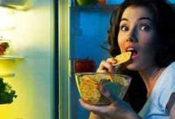 吃夜宵女生徒手劈瓜视频,女生徒手劈瓜绝技惊艳众人