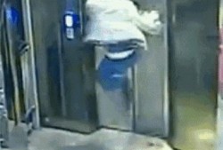 电梯口的大妈原视频吃瓜,揭秘娱乐圈幕后真相