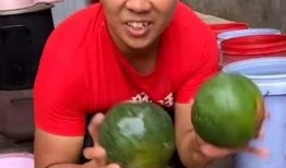 广东精神小伙吃瓜视频,街头热辣一幕引网友热议