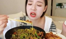 瓜妈给二姐吃螺丝粉视频,共品螺丝粉美味时光