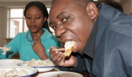 外国人吃方瓜视频,外国人品尝中国特色蔬菜的趣味瞬间