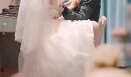 穿婚纱的新娘吃瓜视频,太可爱了！