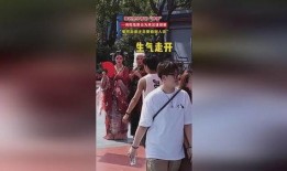 小情侣吵架吃瓜群众视频,吃瓜群众围观热议