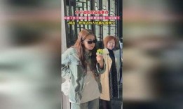 女子逛景区吃瓜视频,女子边逛边吃瓜，记录旅途中的悠闲时光