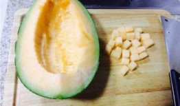 喂外婆吃哈密瓜视频,哈密瓜喂食温馨瞬间