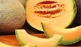 给孩子吃哈密瓜消暑视频