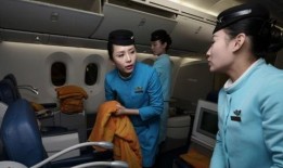 空姐和机长吃瓜视频,机长空姐同框吃瓜，揭秘航班上的轻松时刻