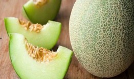 小宝宝吃哈密瓜的视频,小宝宝品尝哈密瓜的可爱瞬间