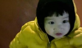 人类幼崽吃瓜的视频,萌态百出，萌化人心