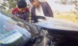 女子吃瓜上路被撞事件视频,监控视频揭示惊险瞬间