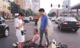 老人车祸吃瓜视频真实版,路人围观吃瓜视频引发热议