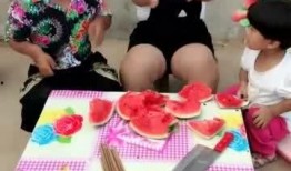 女友吃瓜搞笑视频,笑料百出，欢乐无限