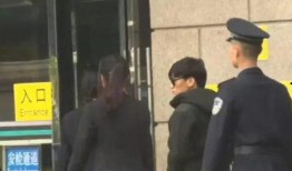 王宝强让孩子吃瓜视频播放,温馨瞬间引网友热议