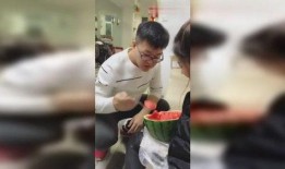 小三被抓老公吃瓜视频,老公现场吃瓜，剧情反转引热议！