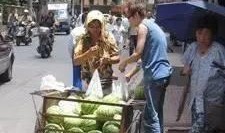 上海徐汇吃瓜事件视频最新,视频揭露惊人真相，网友热议不断