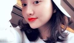 甜妹吃瓜拍照姿势视频,萌态十足引网友热议