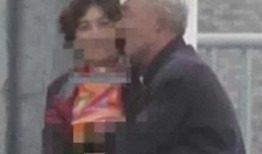 中国大爷大妈组团吃瓜视频