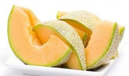 给孩子吃哈密瓜消暑视频