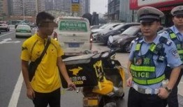 外卖员半路吃瓜视频,意外走红网络