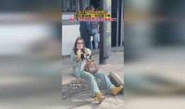 女子逛景区吃瓜视频,女子边逛边吃瓜，记录旅途中的悠闲时光