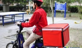 外卖员半路吃瓜视频,意外走红网络