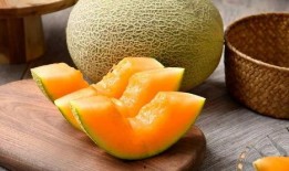 喂外婆吃哈密瓜视频,哈密瓜喂食温馨瞬间